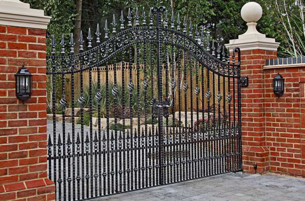 Pagar dengan pintu gerbang besi bergaya vintage